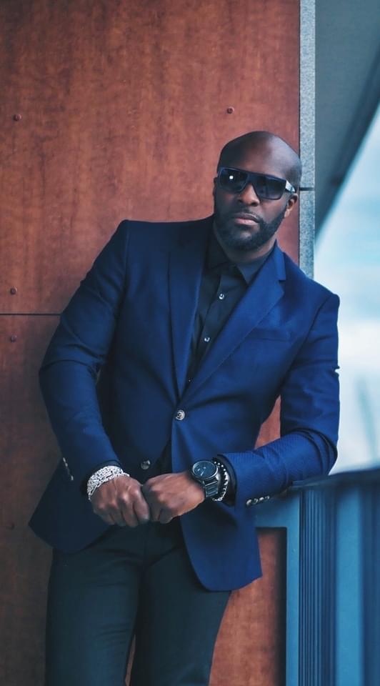 Essential White Pocket Square with collar stays